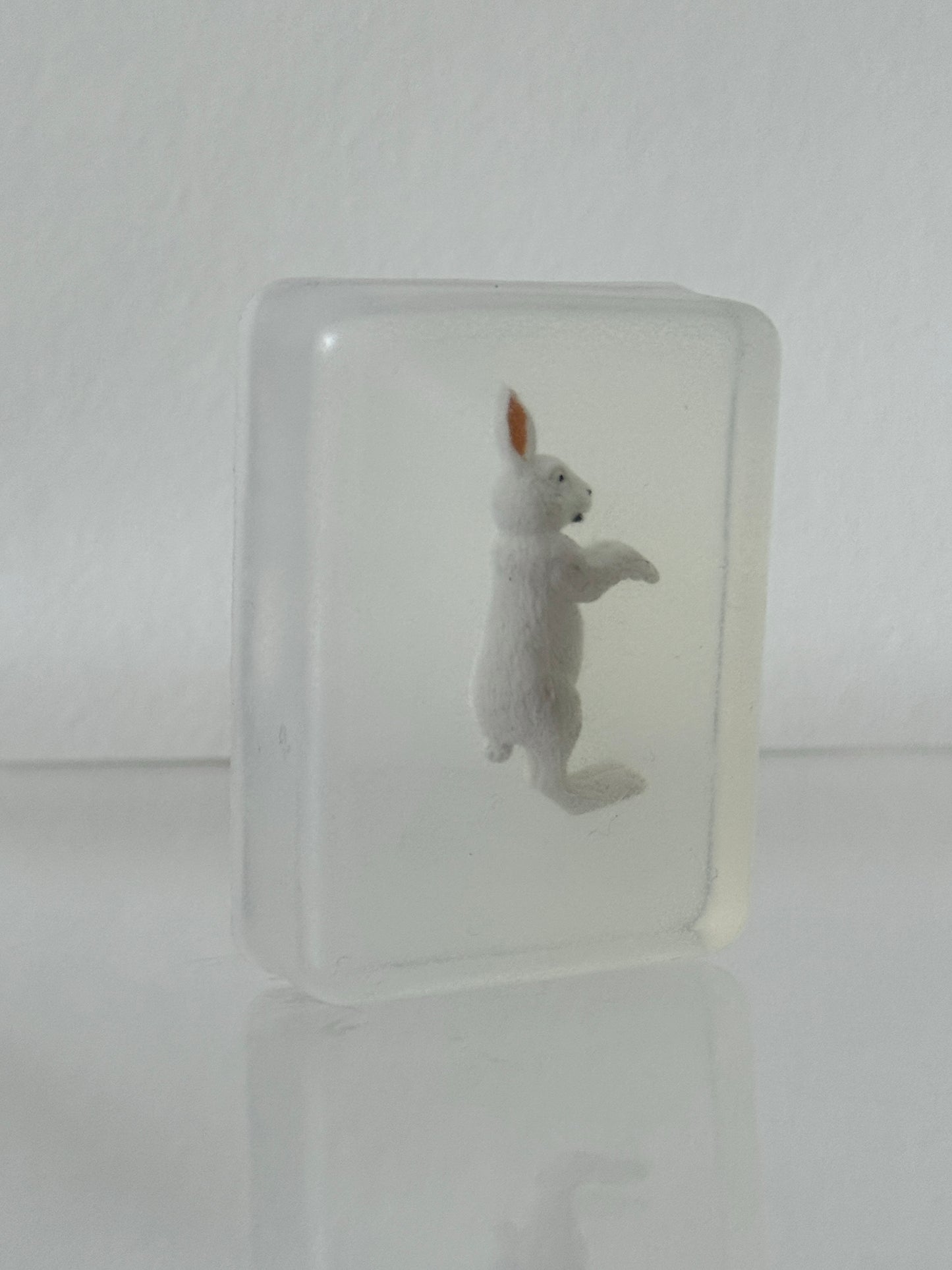 Savon Transparent Artisanal avec Figurine Lapin des neiges