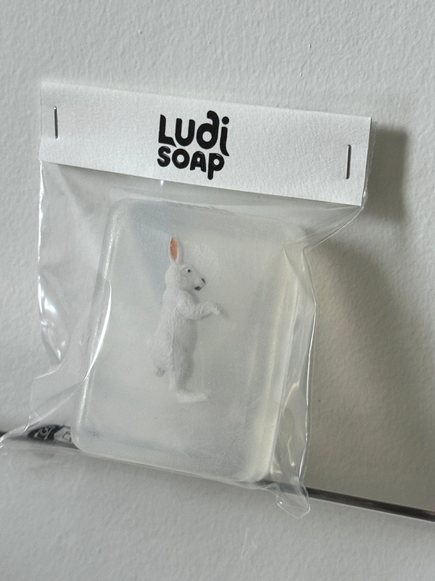 Savon Transparent Artisanal avec Figurine Lapin des neiges