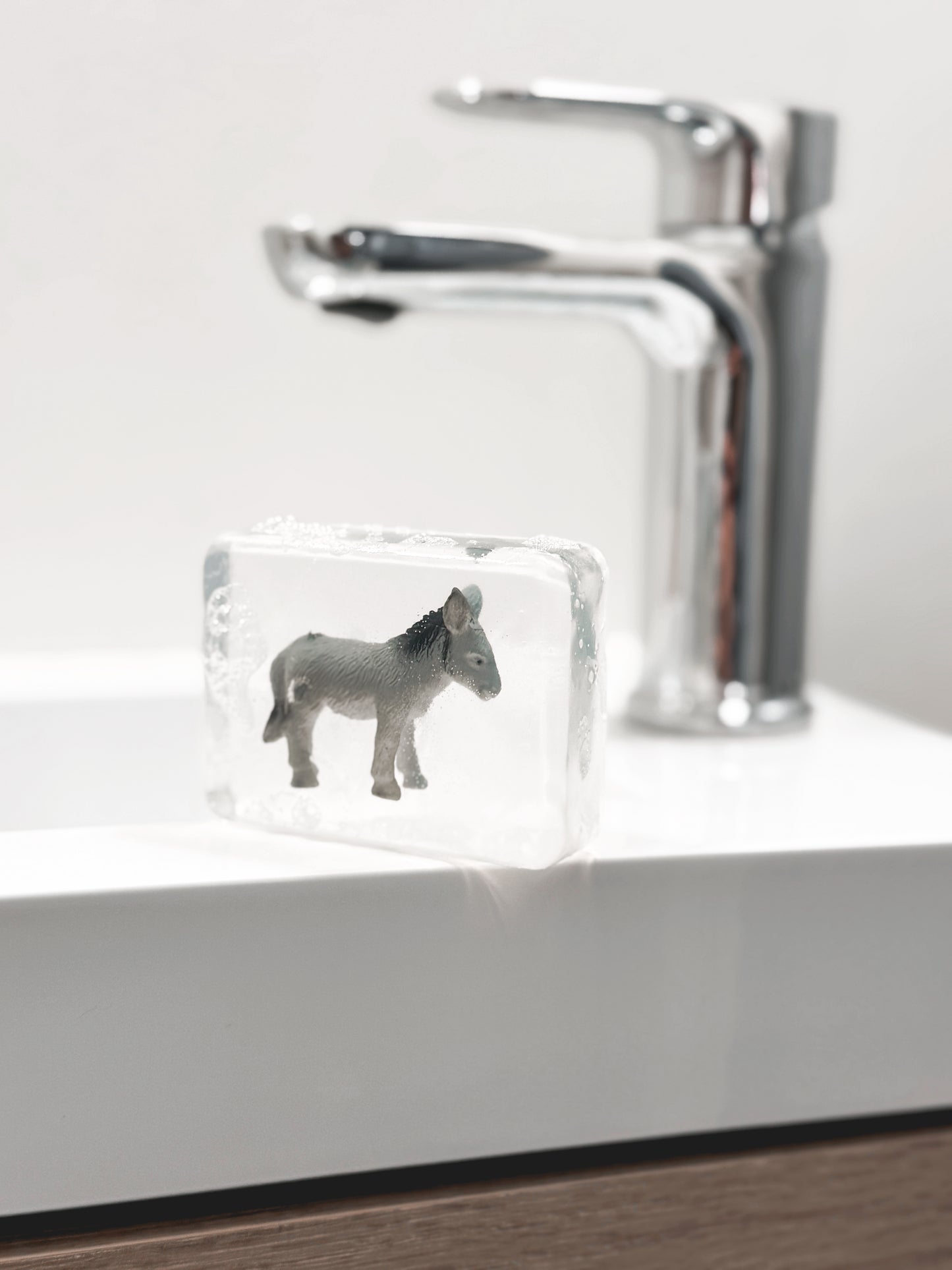 Savon Transparent Artisanal avec Figurine Âne