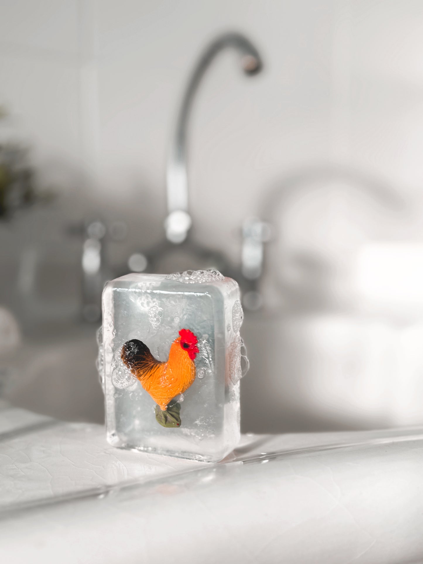 Savon Transparent Artisanal avec Figurine Coq