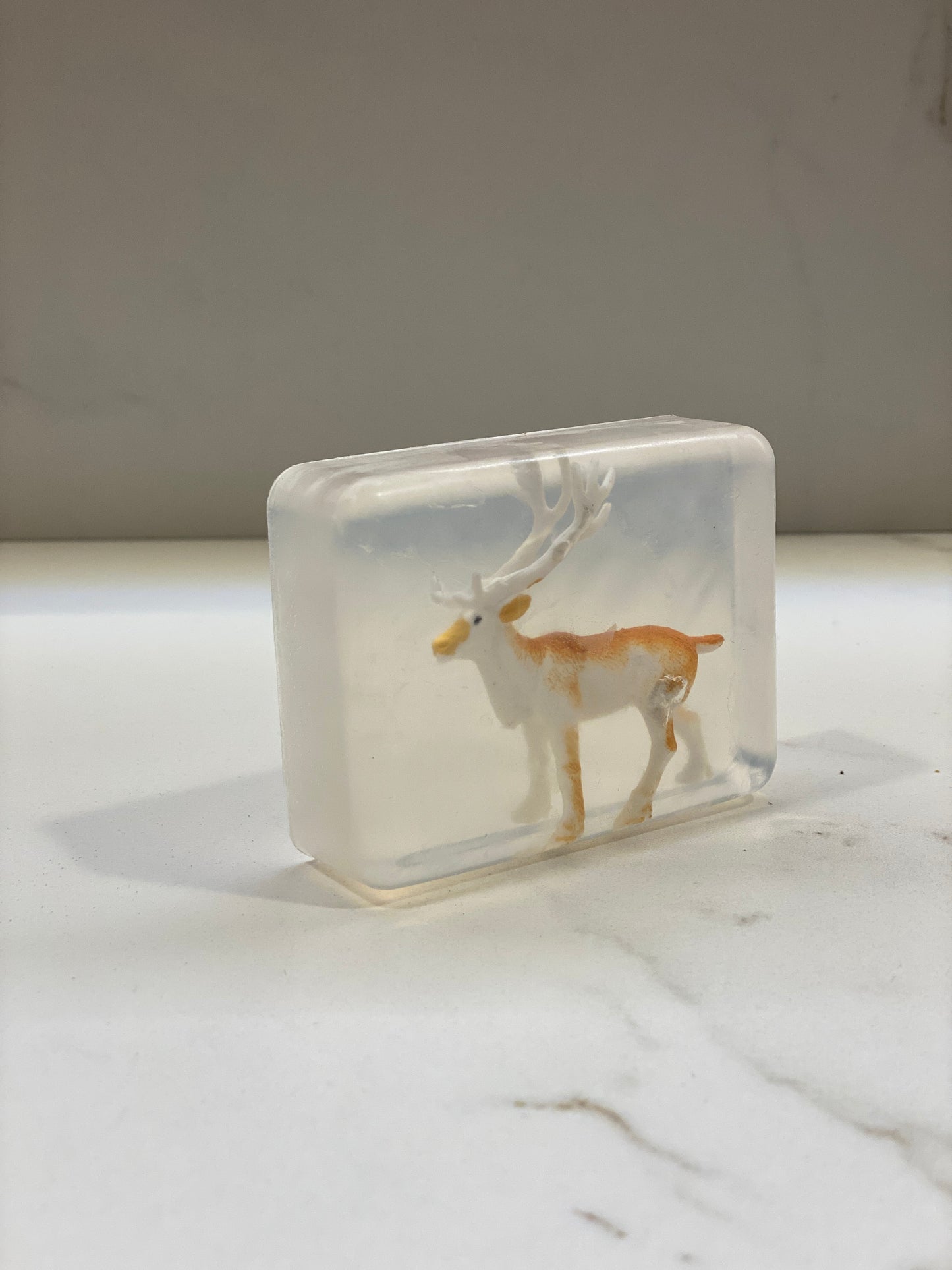 Savon Transparent Artisanal avec Figurine Renne polaire
