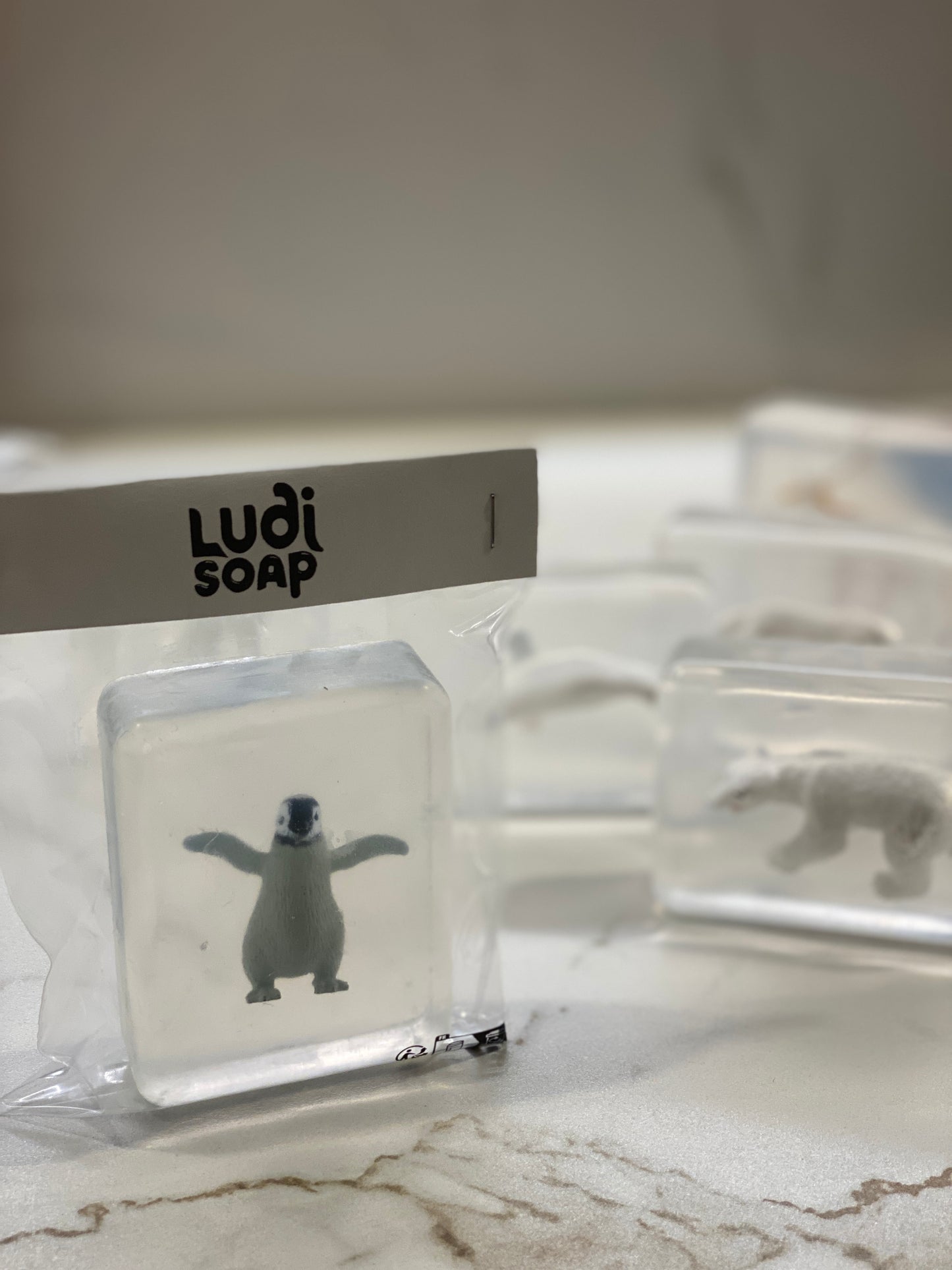 Sapone trasparente fatto a mano con statuetta di cucciolo di pinguino