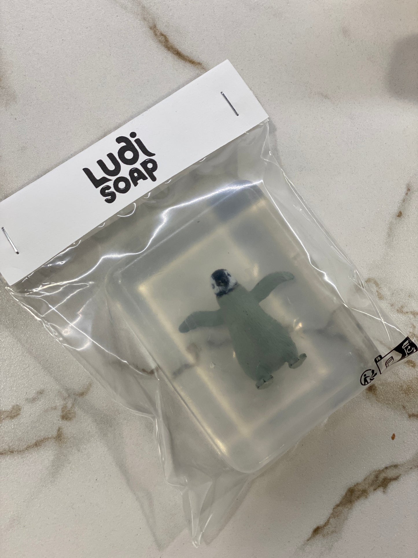 Sapone trasparente fatto a mano con statuetta di cucciolo di pinguino