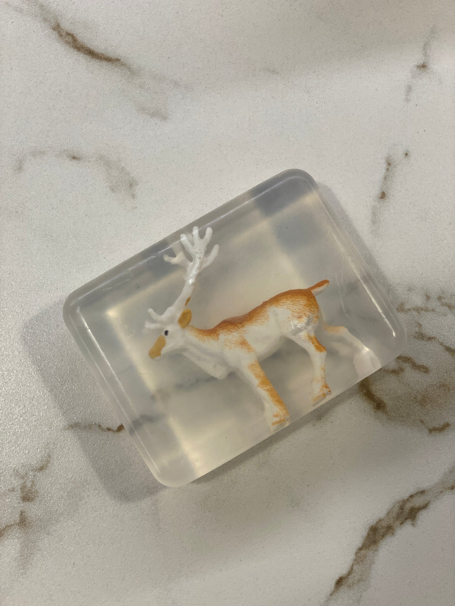 Savon Transparent Artisanal avec Figurine Renne polaire